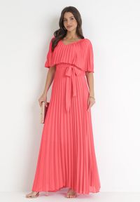 Born2be - Różowa Sukienka Plisowana z Szeroką Falbaną Przy Dekolcie Dinara. Kolor: różowy. Styl: wizytowy. Długość: maxi #5