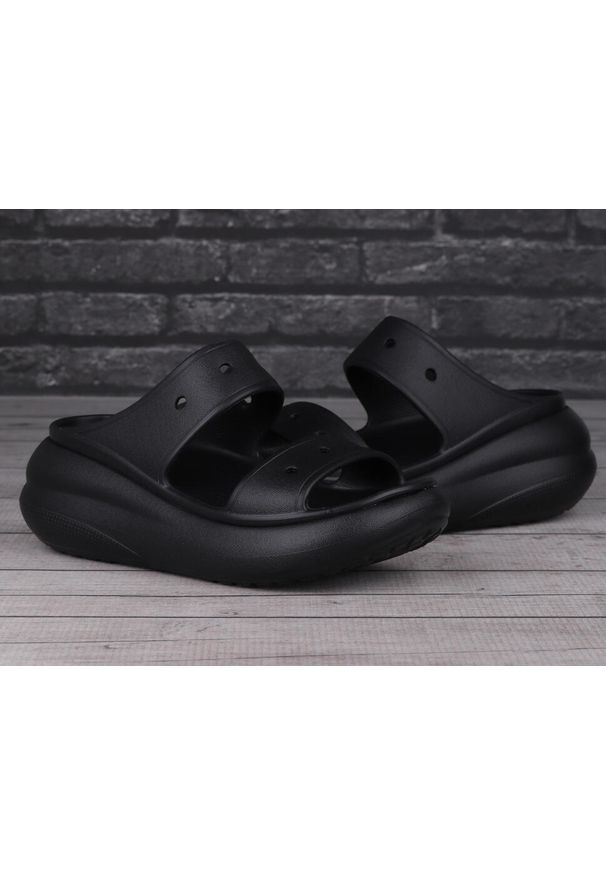 Klapki damskie na platformie Crocs CRUSH. Kolor: czarny. Obcas: na platformie