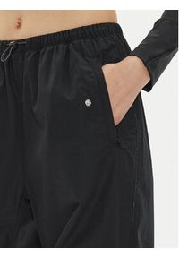 Converse Spodnie materiałowe W Parachute Pant 10026399-A01 Czarny Loose Fit. Kolor: czarny. Materiał: bawełna #4