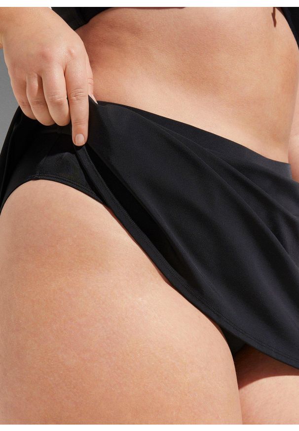 bonprix - Spódniczka kąpielowa z wszytymi figami. Kolor: czarny