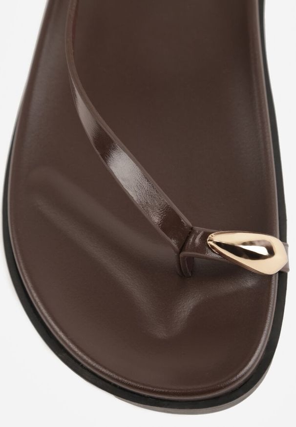 Renee - Brązowe Sandały Japonki na Palec na Platformie z Metaliczną Ozdobą Rinevia. Kolor: brązowy. Materiał: jeans. Wzór: aplikacja. Sezon: lato. Obcas: na platformie. Styl: elegancki