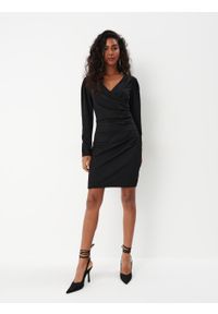 Mohito - Sukienka mini z kopertowym dekoltem - Czarny. Kolor: czarny. Typ sukienki: kopertowe. Długość: mini #2