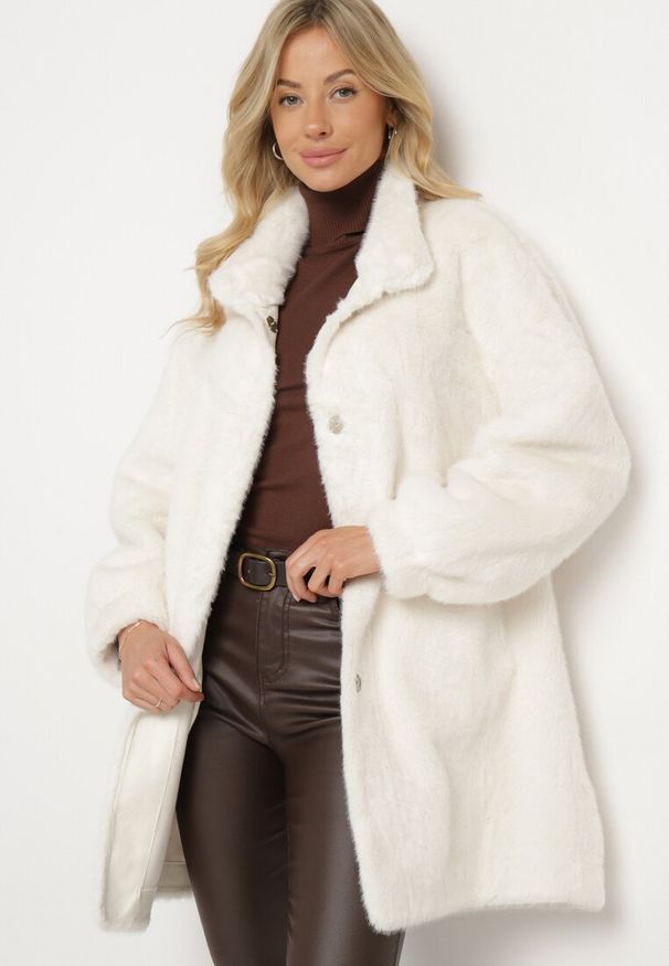 Born2be - Jasnobeżowy Futrzany Płaszcz ze Stójką i Kieszeniami Salinea. Typ kołnierza: kołnierzyk stójkowy. Kolor: beżowy. Materiał: futro. Długość rękawa: długi rękaw. Długość: długie. Sezon: zima, jesień. Styl: klasyczny, wizytowy