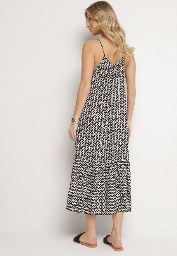 Born2be - Czarna Bawełniana Sukienka Rozkloszowana z Geometrycznym Wzorem Niladora. Okazja: na co dzień. Kolor: czarny. Materiał: bawełna. Długość rękawa: na ramiączkach. Wzór: geometria. Sezon: lato. Styl: casual