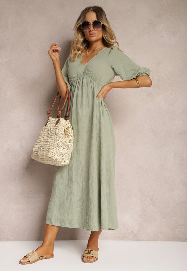 Renee - Ciemnozielona Sukienka z Bawełny Ozdobiona Wiązaniem i Gumką w Pasie Wlarina. Typ kołnierza: dekolt w kształcie V. Kolor: zielony. Materiał: bawełna. Wzór: aplikacja