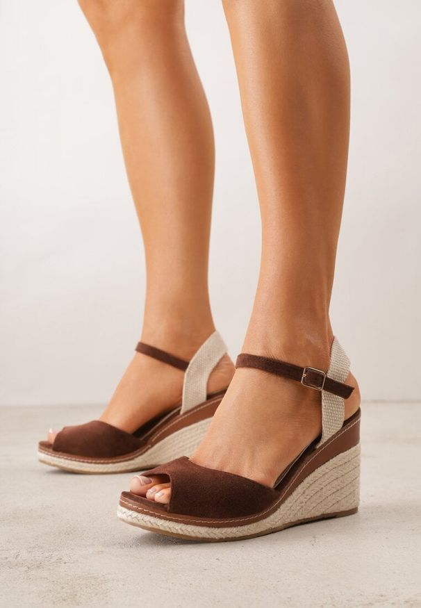 Renee - Brązowe Sandały na Koturnie Ozdobionym Plecionką z Juty Admerla. Okazja: na co dzień. Zapięcie: pasek. Kolor: brązowy. Materiał: len, materiał. Wzór: aplikacja. Sezon: lato. Obcas: na koturnie. Styl: casual, elegancki, wakacyjny
