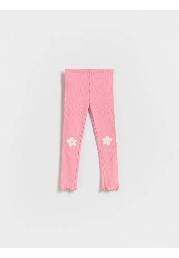 Reserved - Prążkowane legginsy z nadrukiem - różowy. Kolor: różowy. Materiał: prążkowany. Wzór: nadruk