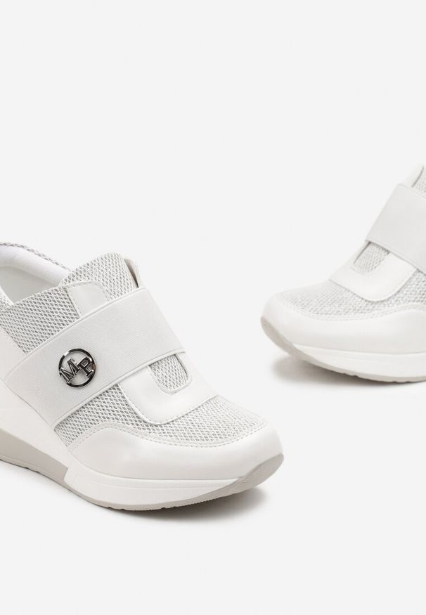 Born2be - Białe Sneakersy na Koturnie z Brokatem Chykelli. Okazja: na co dzień. Kolor: biały. Obcas: na koturnie