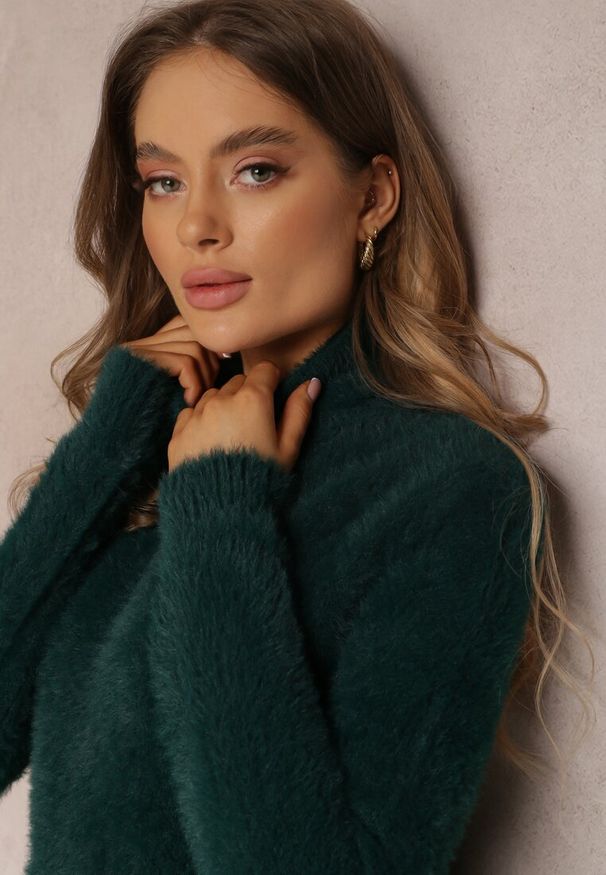 Renee - Ciemnozielony Golf Wełniany Cheki. Typ kołnierza: golf. Kolor: zielony. Materiał: wełna. Długość rękawa: długi rękaw. Długość: długie