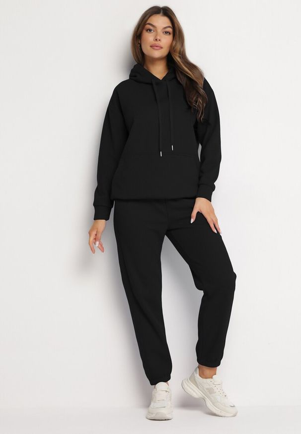 Born2be - Czarny Komplet Dresowy Rozpinana Bluza z Kapturem Wykończona Ściągaczem i Spodnie z Gumką w Pasie Starkie. Kolor: czarny. Materiał: dresówka
