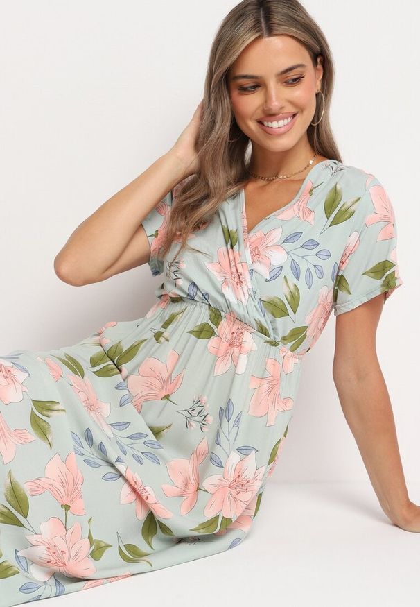 Born2be - Jasnozielona Kwiatowa Rozkloszowana Sukienka z Bawełną Naviriels. Okazja: na spacer, na co dzień, na imprezę. Typ kołnierza: dekolt w serek. Kolor: zielony. Materiał: bawełna. Długość rękawa: krótki rękaw. Wzór: kwiaty. Sezon: wiosna, lato. Styl: casual