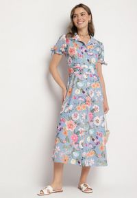 Born2be - Jasnoniebieska Rozkloszowana Sukienka o Koszulowym Kroju z Paskiem w Kwiatowy Wzór Fevelorine. Okazja: na co dzień. Kolor: niebieski. Wzór: kwiaty. Typ sukienki: koszulowe. Styl: casual #3