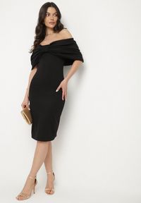 Born2be - Czarna Taliowana Sukienka Dopasowana z Odsłoniętymi Ramionami i Drapowaniem Palamiria. Okazja: na randkę, na imprezę. Kolor: czarny #3