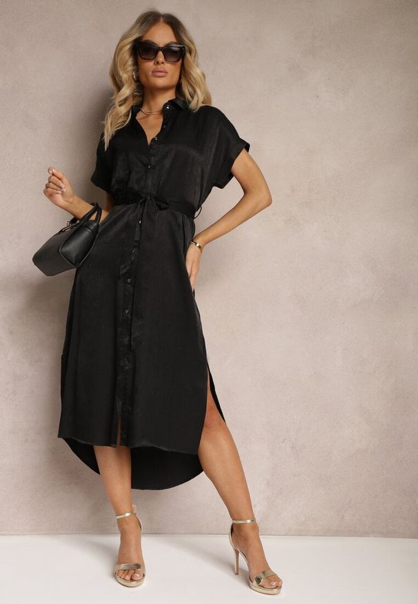 Renee - Czarna Koszulowa Sukienka z Rozcięciem Zapinana na Guziki Wiązana Materiałowym Paskiem Nestarina. Typ kołnierza: kołnierzyk klasyczny. Kolor: czarny. Materiał: materiał. Długość rękawa: krótki rękaw. Typ sukienki: koszulowe. Styl: klasyczny, retro