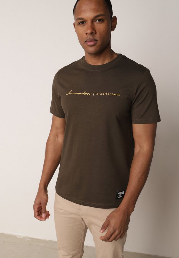 Born2be - Ciemnozielona Bawełniana Koszulka T-shirt z Minimalistycznym Nadrukiem Saphea. Okazja: na co dzień. Kolor: zielony. Materiał: bawełna. Wzór: nadruk. Styl: klasyczny, casual