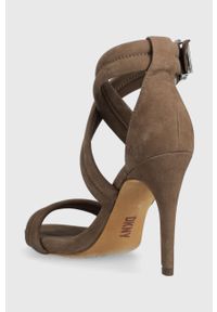 DKNY - Dkny sandały zamszowe CANDRA kolor brązowy K4251452. Zapięcie: klamry. Kolor: brązowy. Materiał: zamsz. Wzór: gładki. Obcas: na obcasie. Wysokość obcasa: średni #4
