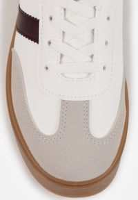Born2be - Biało-Bordowe Sneakersy w Stylu Tenisówek z Paskami Nilomira. Okazja: na co dzień. Zapięcie: pasek. Kolor: biały. Materiał: jeans #3