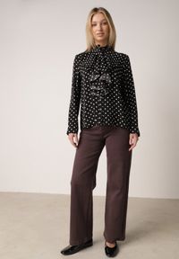 Born2be - Czarna Wiskozowa Koszula w Kropki ze Stójką z Ozdobnymi Falbanami Isamene. Okazja: na co dzień. Typ kołnierza: kołnierzyk stójkowy. Kolor: czarny. Materiał: wiskoza. Wzór: kropki. Styl: casual, klasyczny #6