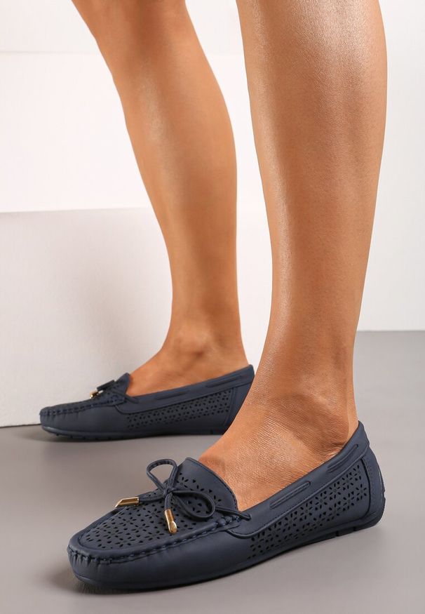 Renee - Granatowe Mokasyny z Cienką Kokardką Ozdobione Ażurową Perforacją Liovana. Kolor: niebieski. Materiał: jeans. Wzór: aplikacja, ażurowy. Sezon: lato. Styl: elegancki