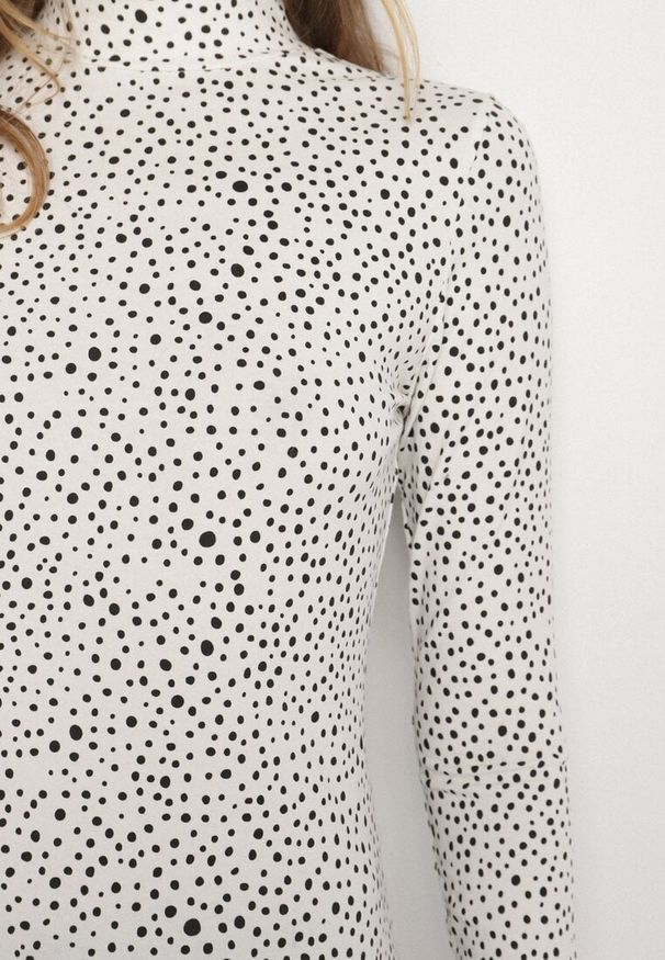 Born2be - Biała Bawełniana Bluzka w Kropki z Golfem i Długimi Rękawami Rielore. Okazja: na co dzień, na spotkanie biznesowe. Typ kołnierza: golf. Kolor: biały. Materiał: bawełna. Długość rękawa: długi rękaw. Długość: długie. Wzór: kropki. Styl: casual, biznesowy, klasyczny