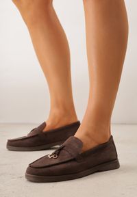 Renee - Ciemnobrązowe Mokasyny VICES Casualowe ze Skórzaną Wkładką i Metalowymi Ozdobami Dinsmore. Okazja: na co dzień. Nosek buta: okrągły. Kolor: brązowy. Materiał: skóra. Wzór: aplikacja. Obcas: na obcasie. Styl: casual. Wysokość obcasa: niski #1