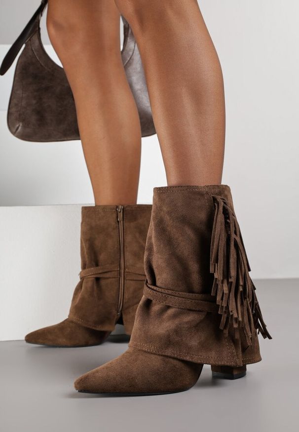 Renee - Brązowe Botki Boho z Cholewką Imitującą Nogawkę i Frędzlami Zaslie. Okazja: na imprezę, na co dzień. Kolor: brązowy. Materiał: jeans, skóra. Szerokość cholewki: normalna. Obcas: na obcasie. Styl: boho. Wysokość obcasa: średni
