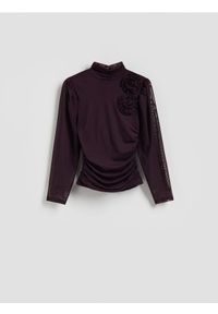 Reserved - Bluzka z kwiatową aplikacją - ciemnofioletowy. Kolor: fioletowy. Materiał: dzianina. Wzór: aplikacja, kwiaty #1