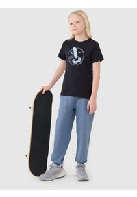 4f - 4F T-shirt regular z nadrukiem chłopięcy - czarny 122 (6-7 lat). Okazja: na co dzień. Kolor: czarny. Materiał: dzianina, bawełna, jersey. Długość rękawa: krótki rękaw. Długość: krótkie. Wzór: nadruk. Sezon: lato. Styl: klasyczny, sportowy, casual