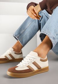 Renee - Beżowo-Białe Sneakersy w Stylu Klasycznych Tenisówek Zdobione Przeszyciami Ivelfia. Okazja: na co dzień, na spacer. Kolor: beżowy. Materiał: jeans. Wzór: aplikacja. Sport: turystyka piesza