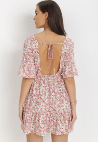Born2be - Różowa Sukienka Myspheme. Typ kołnierza: dekolt w serek. Kolor: różowy. Materiał: tkanina. Długość rękawa: krótki rękaw. Wzór: kolorowy, kwiaty. Sezon: lato. Długość: mini #6