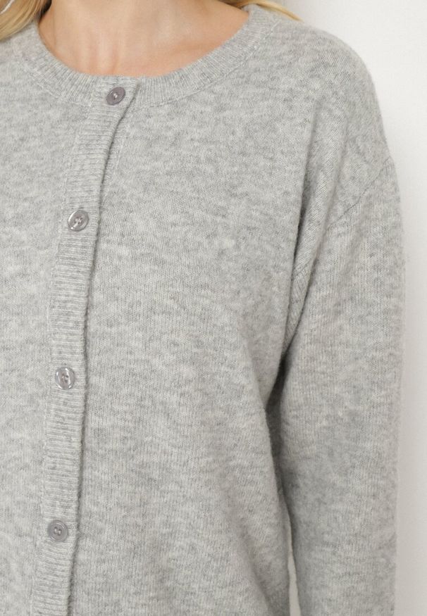 Born2be - Szary Kardigan o Klasycznym Kroju z Okrągłym Dekoltem Renfira. Okazja: na co dzień. Kolor: szary. Materiał: jeans. Długość rękawa: długi rękaw. Długość: długie. Wzór: aplikacja. Styl: klasyczny