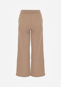 Born2be - Beżowe Szerokie Spodnie z Teksturalnej Tkaniny z Wiązaniem w Pasie Agatia. Okazja: do pracy, na co dzień, na spacer. Stan: podwyższony. Kolor: beżowy. Materiał: tkanina. Długość: długie. Styl: wakacyjny, casual #4