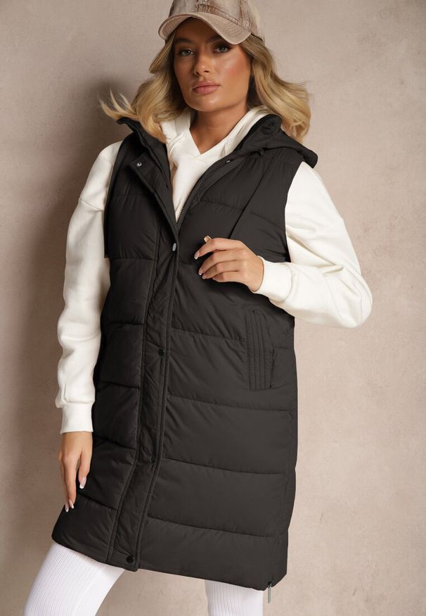 Renee - Czarna Kamizelka Pikowana z Kapturem Ozdobiona Sznurkami Eleandra. Okazja: na co dzień. Typ kołnierza: kaptur. Kolor: czarny. Materiał: jeans. Wzór: aplikacja. Styl: klasyczny, casual, elegancki