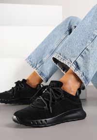 Born2be - Czarne Sneakersy z Naturalnego Zamszu ze Skórzaną Wkładką Dolittea. Okazja: na co dzień, na spacer. Kolor: czarny. Materiał: zamsz, skóra. Wzór: aplikacja. Sport: turystyka piesza