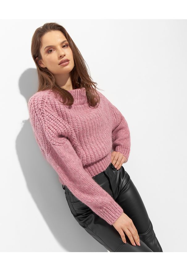 JOANNA MUZYK - Różowy sweter Laura. Kolor: różowy, wielokolorowy, fioletowy. Materiał: dzianina, prążkowany