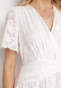 Born2be - Biała Sukienka o Rozkloszowanym Kroju z Dekoltem Zapinanym na Napy Uzimira. Okazja: do pracy. Typ kołnierza: dekolt w kształcie V. Kolor: biały. Styl: klasyczny #4