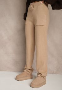 Renee - Ciemnobeżowe Spodnie z Wełną ze Sznurkiem i Ozdobnymi Kieszeniami Moneressa. Okazja: na co dzień. Kolor: beżowy. Materiał: wełna. Styl: casual #5
