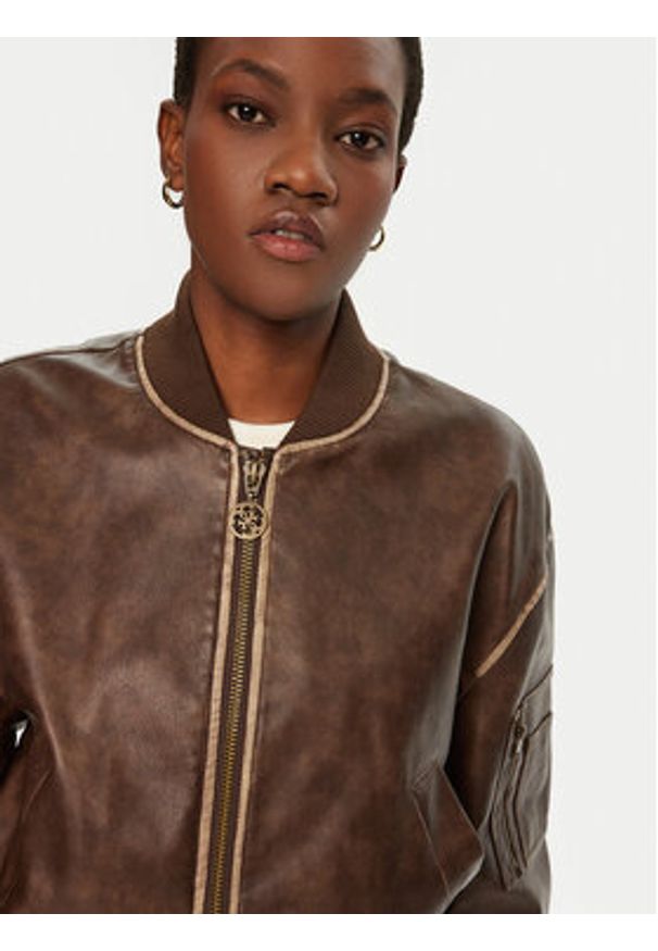 Guess Kurtka bomber W5RL21 WGW40 Brązowy Regular Fit. Kolor: brązowy. Materiał: syntetyk