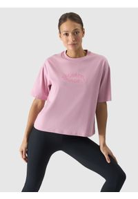 4f - T-shirt oversize z nadrukiem damski - pudrowy róż. Okazja: na co dzień. Kolor: różowy. Materiał: dzianina, jersey, bawełna. Wzór: nadruk. Styl: sportowy, casual, klasyczny