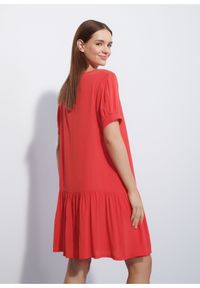 Ochnik - Czerwona sukienka z falbanką. Kolor: czerwony. Materiał: materiał. Typ sukienki: rozkloszowane. Długość: mini