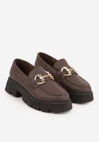 Born2be - Brązowe Mokasyny na Grubej Tłoczonej Podeszwie z Metaliczną Klamrą i Cyrkoniami Renisea. Okazja: na co dzień. Zapięcie: klamry. Kolor: brązowy. Materiał: jeans, materiał. Styl: casual, klasyczny #2