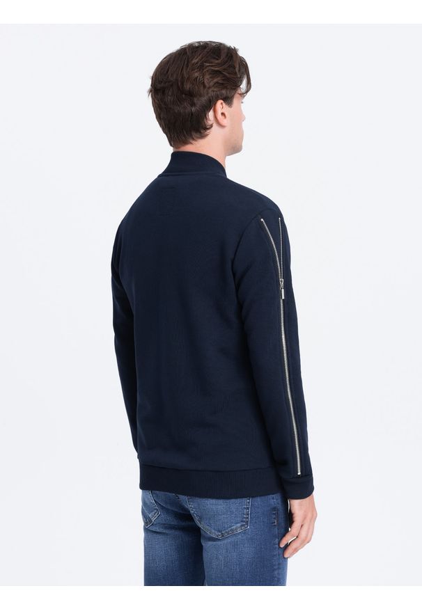 Ombre Clothing - Bluza męska bomberka z ozdobnymi zamkami na rękawach AMSTERDAM - granatowa B1367 - XXL. Kolor: niebieski. Materiał: bawełna, dzianina, skóra, poliester. Wzór: napisy, aplikacja