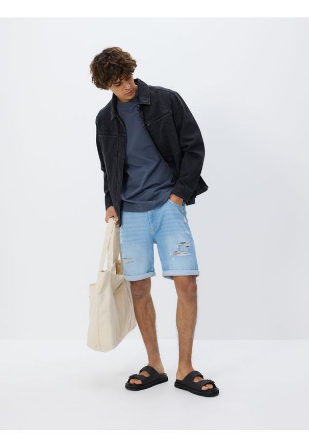 Reserved - Jeansowe szorty slim fit - niebieski. Kolor: niebieski. Materiał: jeans