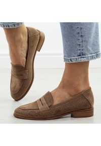POTOCKI - Khaki zamszowe mokasyny damskie Potocki 12585. Okazja: na spacer, na co dzień. Kolor: brązowy. Materiał: zamsz. Szerokość cholewki: normalna. Wzór: ażurowy. Sezon: wiosna, lato. Styl: casual, elegancki, klasyczny #1