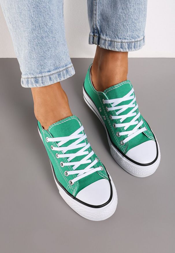 Renee - Zielone Klasyczne Trampki Przed Kostkę Xarosa. Okazja: na spacer. Wysokość cholewki: przed kostkę. Nosek buta: okrągły. Kolor: zielony. Materiał: jeans. Obcas: na obcasie. Styl: klasyczny. Wysokość obcasa: niski