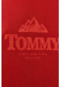 Tommy Jeans - Bluza bawełniana. Okazja: na co dzień. Typ kołnierza: bez kaptura. Kolor: czerwony. Materiał: bawełna. Wzór: aplikacja. Styl: casual #3