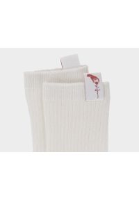 outhorn - Skarpetki nad kostkę damskie Outhorn - białe. Kolor: biały. Materiał: włókno, prążkowany, materiał. Wzór: aplikacja #2