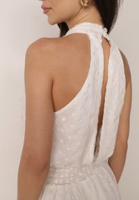 Born2be - Biała Rozkloszowana Sukienka Kopertowa Bez Rękawów Zdobiona Haftem Oretia. Okazja: na randkę, na imprezę. Typ kołnierza: dekolt kopertowy. Kolor: biały. Materiał: poliester. Długość rękawa: bez rękawów. Wzór: aplikacja, haft. Typ sukienki: kopertowe. Styl: elegancki #6