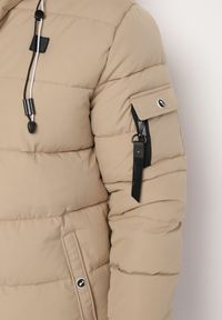 Born2be - Ciemnobeżowa Pikowana Kurtka z Odpinanym Kapturem i Ściągaczami w Paski przy Rękawach Atinthea. Okazja: na co dzień. Kolor: beżowy. Materiał: jeans. Wzór: paski. Styl: casual, elegancki #7