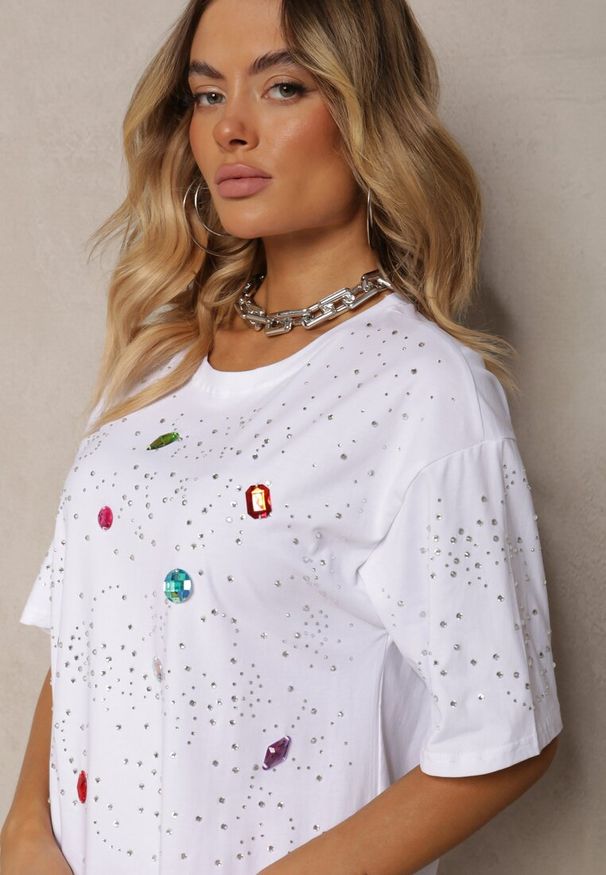 Renee - Biała Bawełniana Bluzka Prosta z Kryształkami i Cyrkoniami Leokka. Kolor: biały. Materiał: bawełna. Sezon: lato